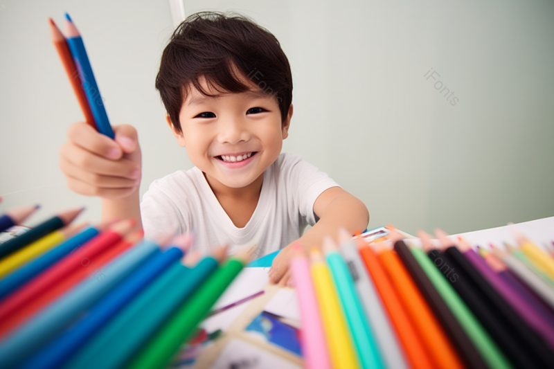 坐在桌前开心画画的可爱宝宝帅气男孩,高清,摄影图,摄影图片,图片大全,摄影图免费下载